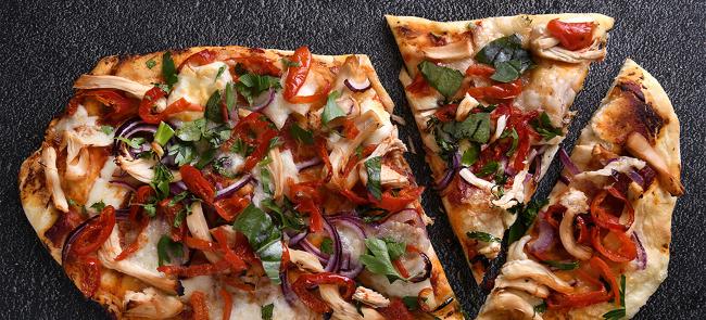 Rustic-Chicken-with-mozzarella-and-red-onion-pizza